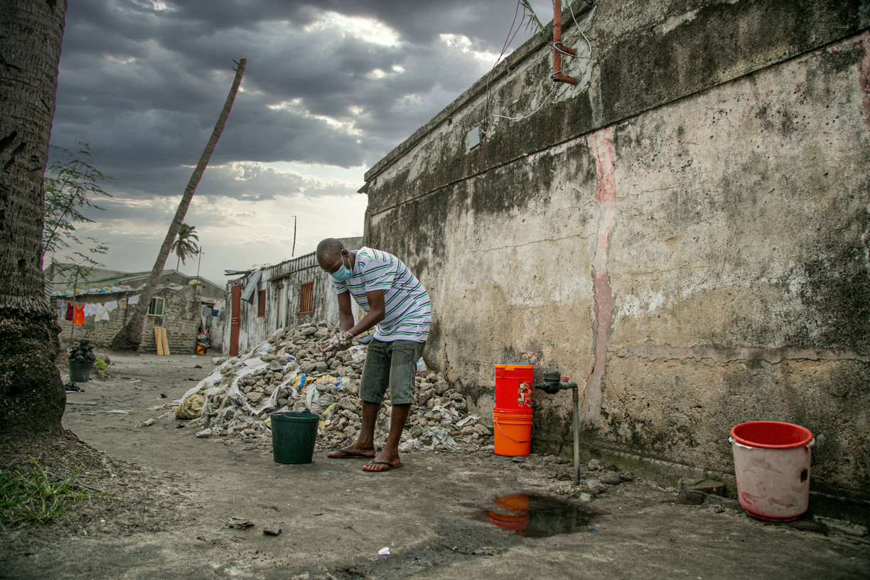 Augusto Ricardo Washing Hands 02